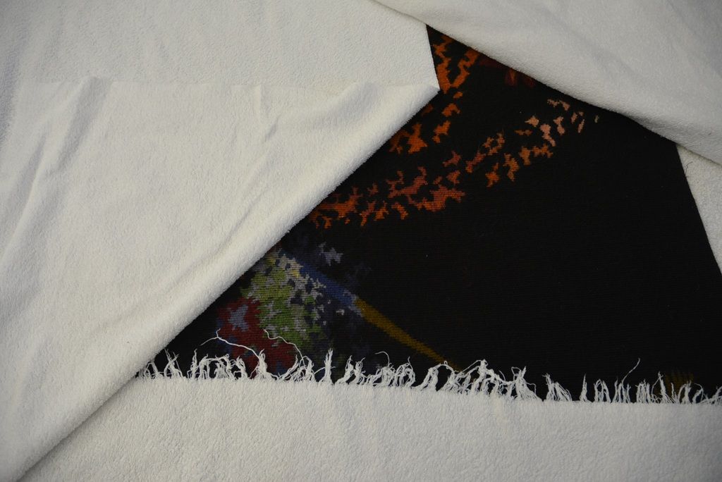Séchage d’une tapisserie de Jean Lurçat sous linges