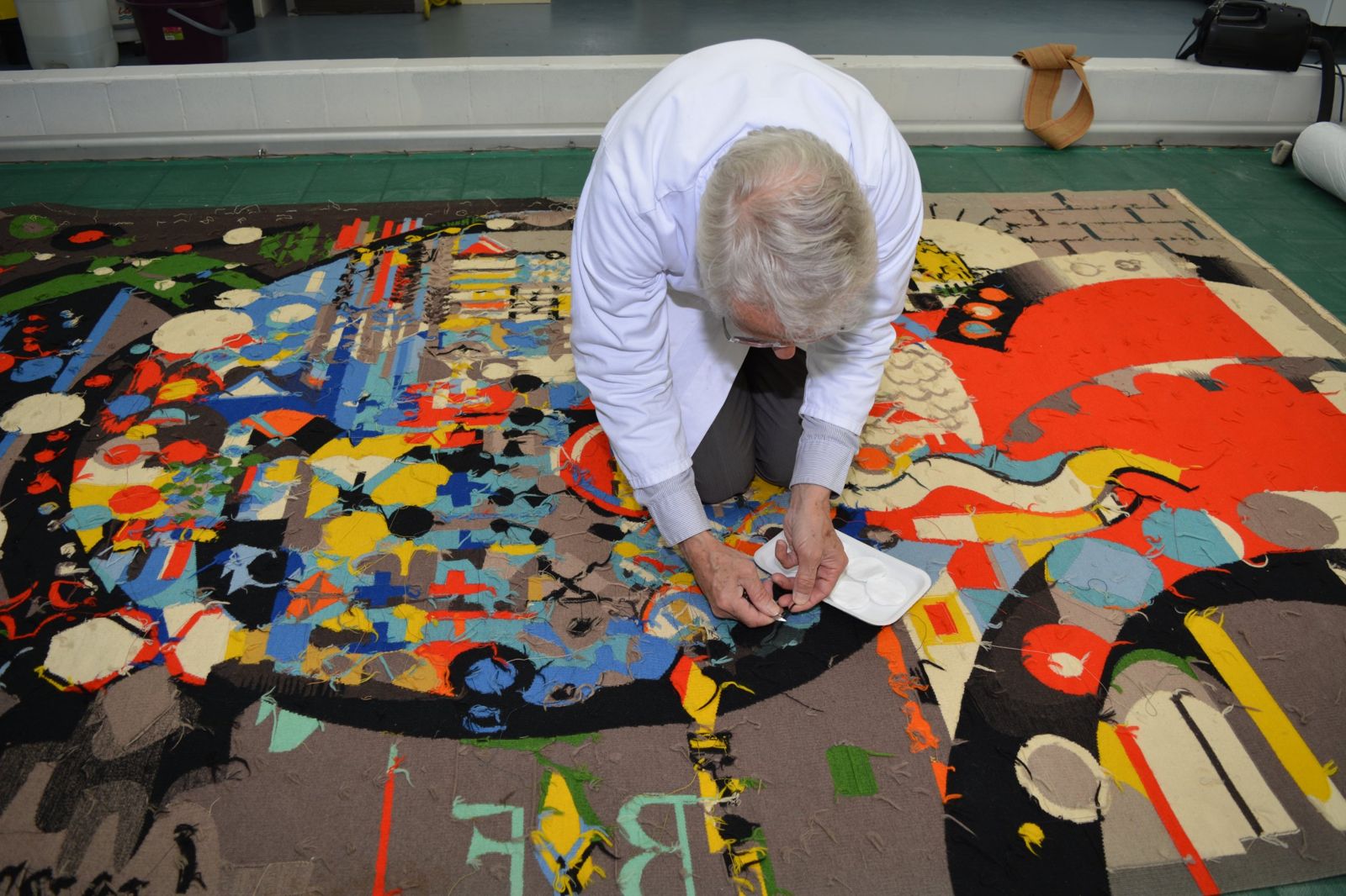 Jean-Marie Dor travaillant sur une tapisserie contemporaine