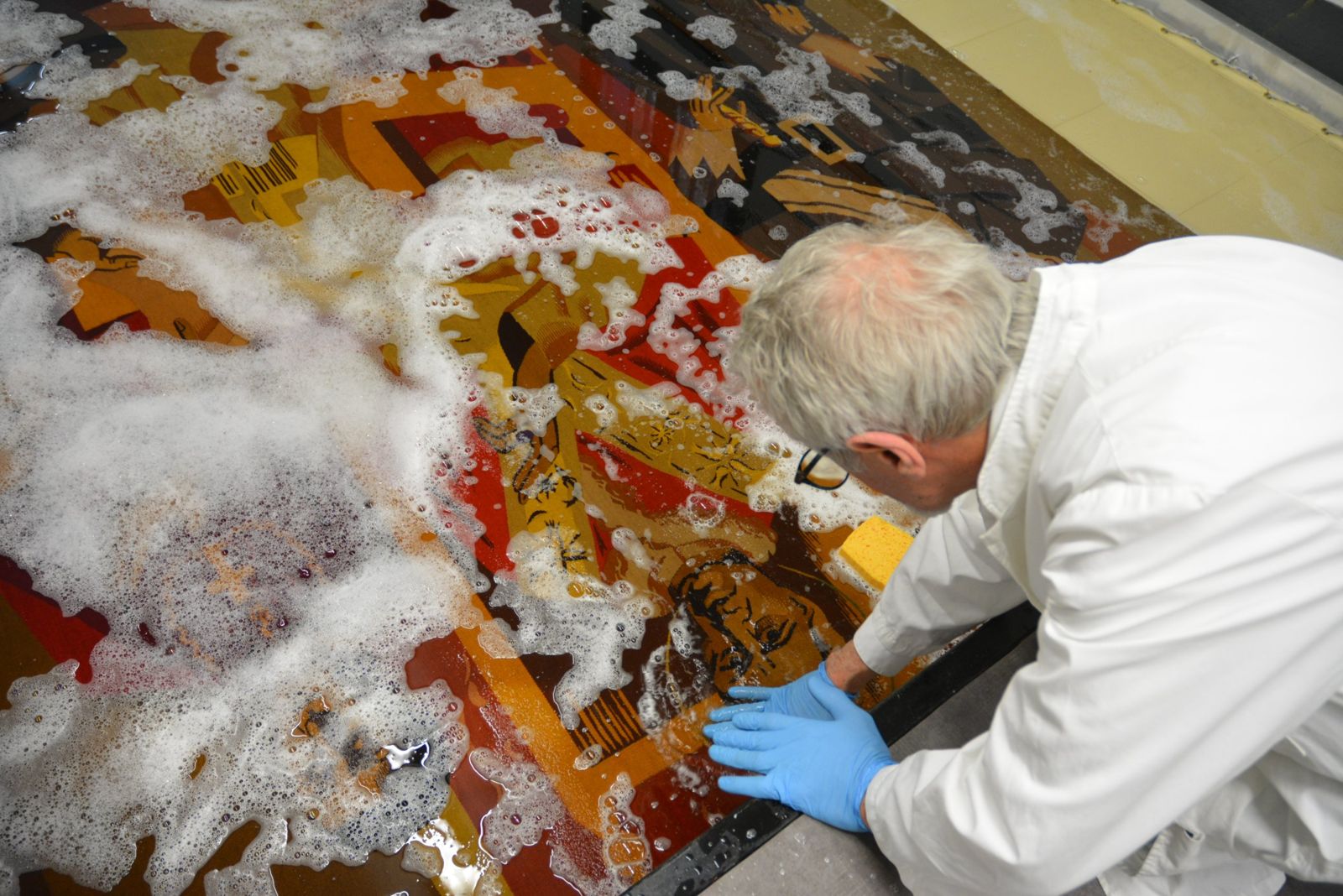 Lavage d’une tapisserie contemporaine sur la plateforme de nettoyage